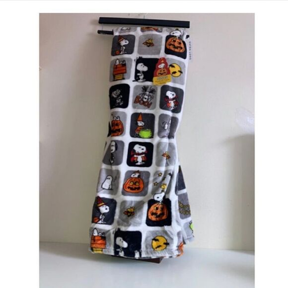 New! Peanuts Snoopy Fleece Halloween Throw Blanket 60 x 70 - Picture 3 of 3